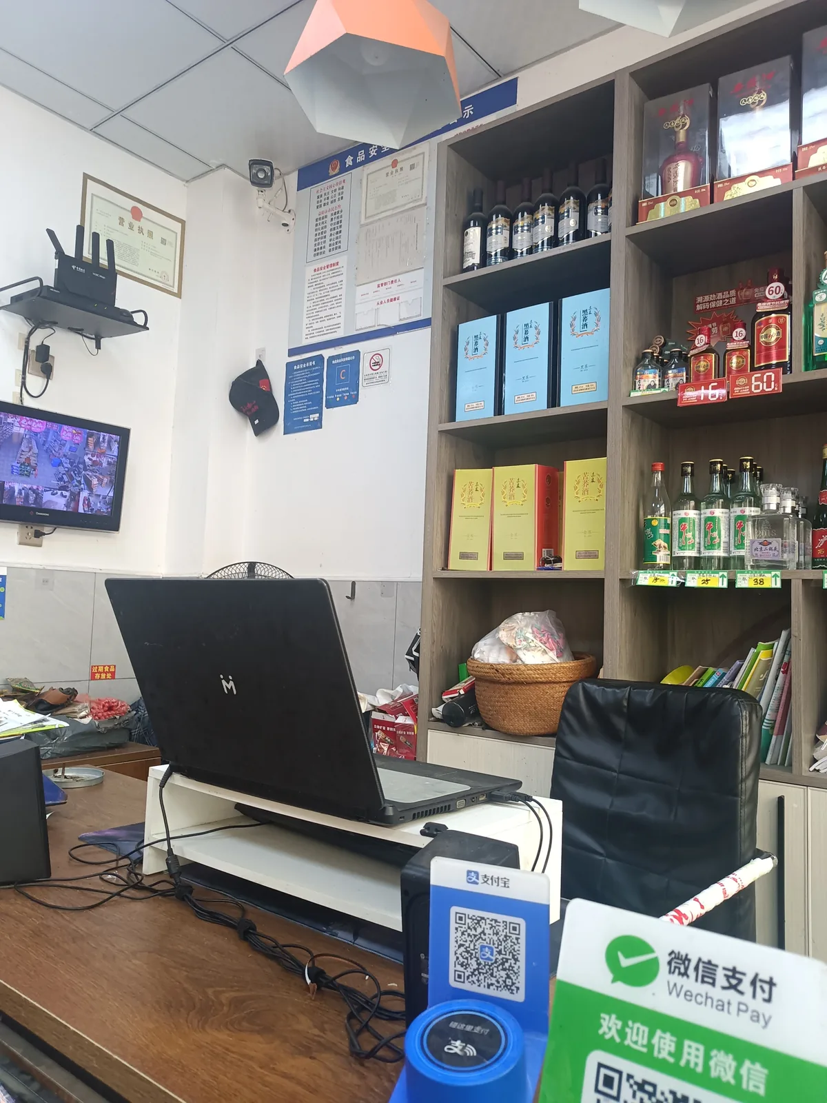 店内洽谈与办公区实拍:工作台、电脑与洽谈位置