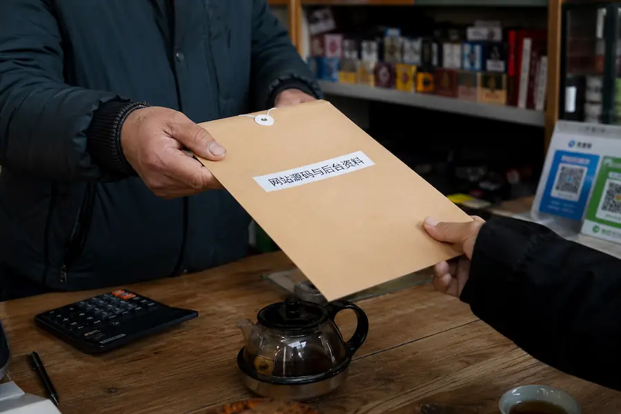 益阳实体店内老周当面交付网站源码档案袋